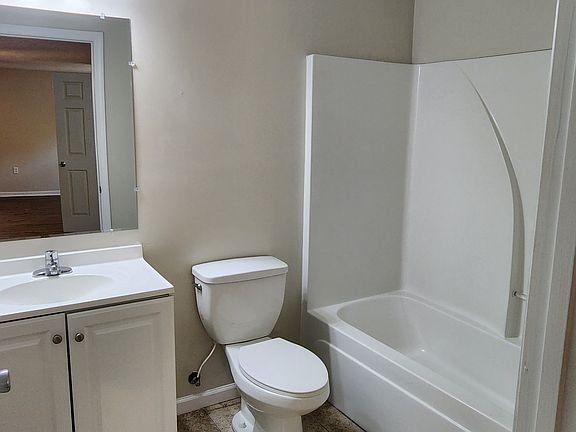 5th image of 2907 S Railroad St