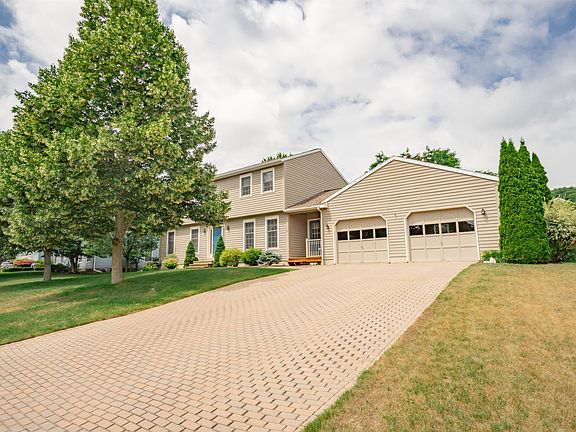 4th image of 5 Hillock Ct