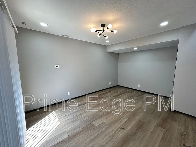 2 bed, 1.0 bath, 900 sqft, $1,300 — Photo 2