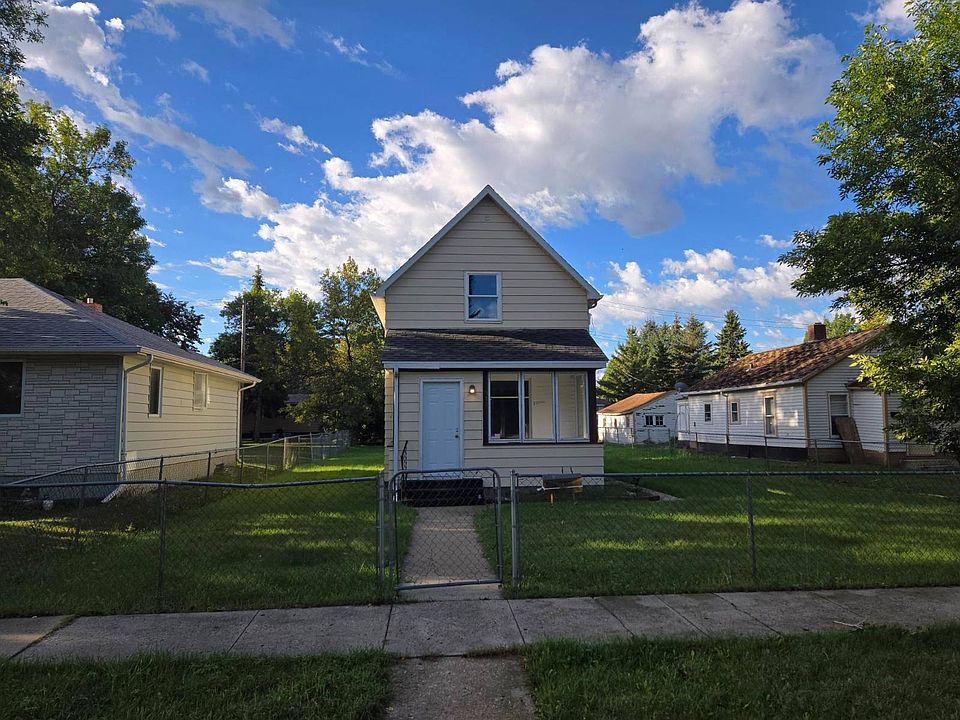 1st image of 912 1st St NE