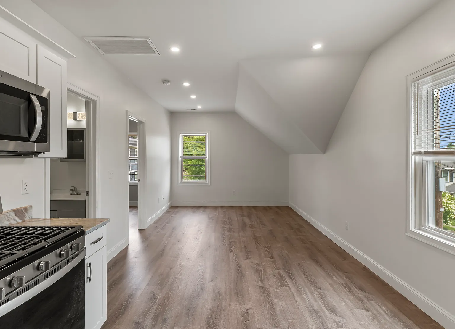 2 bed, 917 sqft, $2,600 — Photo 3