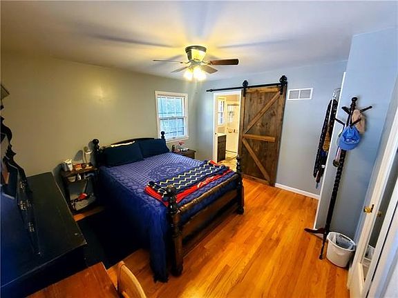 4th image of 707 E Clark St