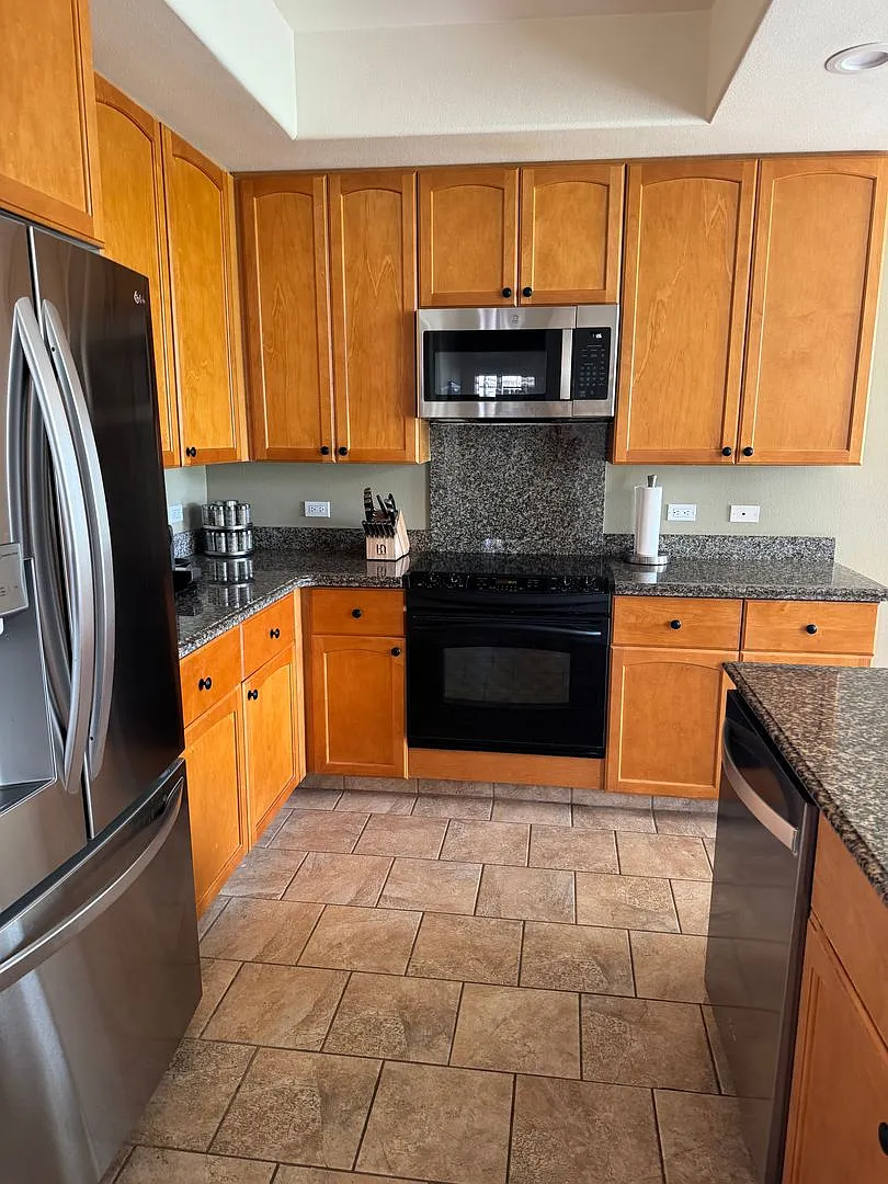 Luxurious Fully Furnished Long-Term Townhome Rental — Photo 3