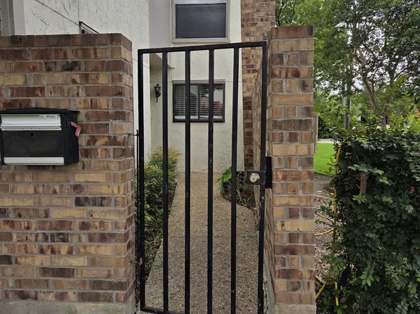 9002 Emberglow Ln, Dallas, TX 75243