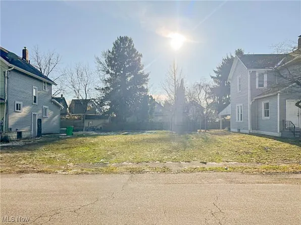 52 Norwood St, Barberton, OH 44203