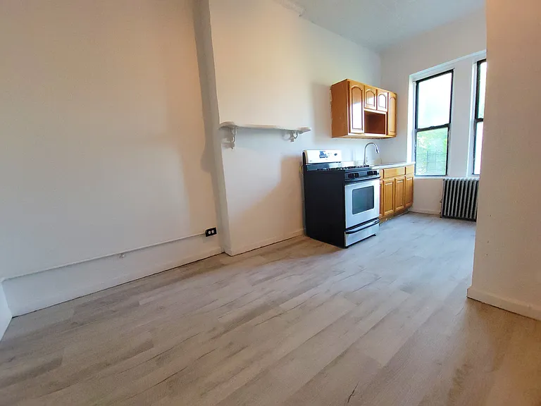 557 Wilson Ave #3L — Photo 2