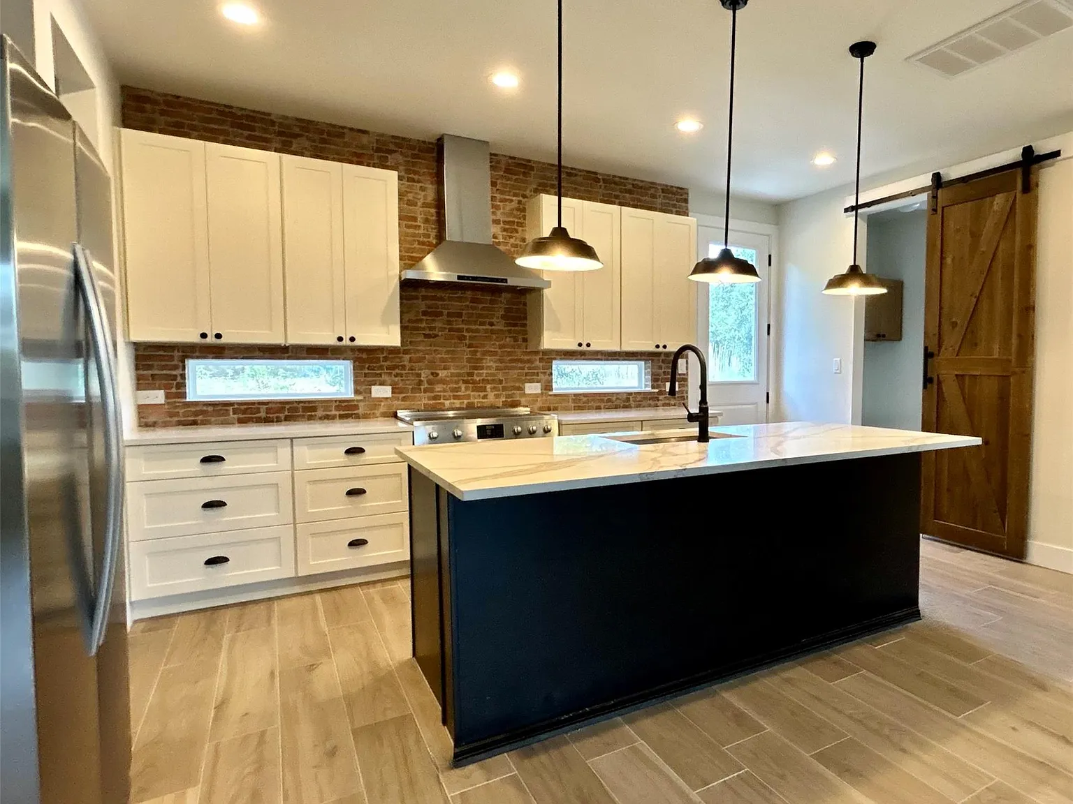 3 bed, 3.5 bath, 2375 sqft, $4,000 — Photo 3