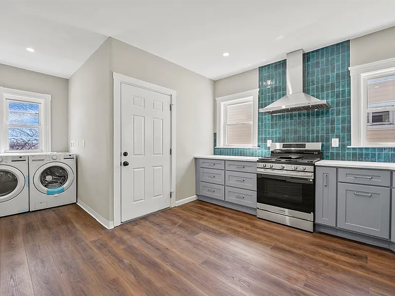 18 Lyon St #3 — Photo 3