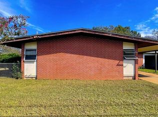 1900 S Riverview Cir, Albany, GA 31705