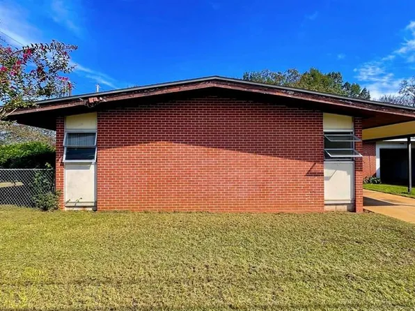 1900 S Riverview Cir, Albany, GA 31705