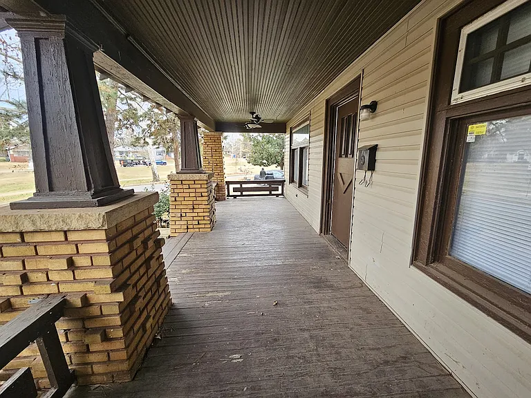 2915 N Harvey Pkwy — Photo 32