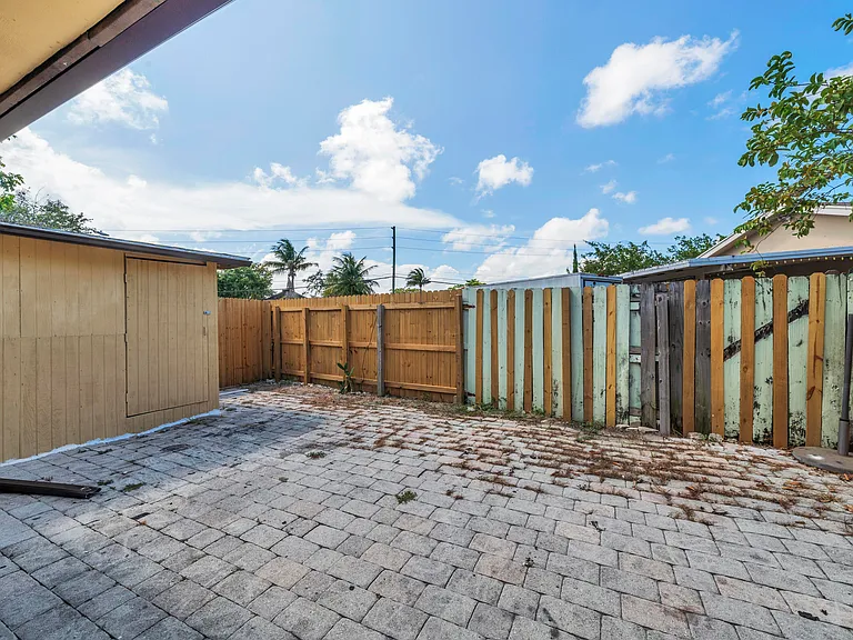 221 NW 43rd Pl — Photo 35