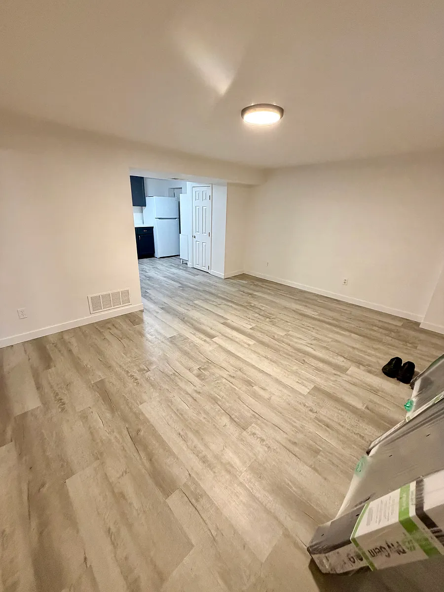 Building Photo - 122 N Lewis St #B
