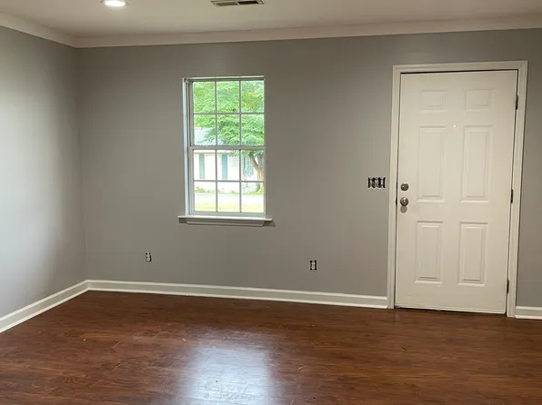 95 Montague St #B, Trenton, GA 30752