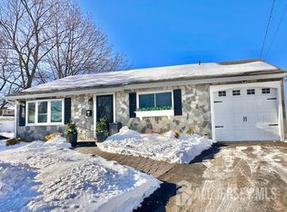 8 Willow Ct, Parlin, NJ 08859