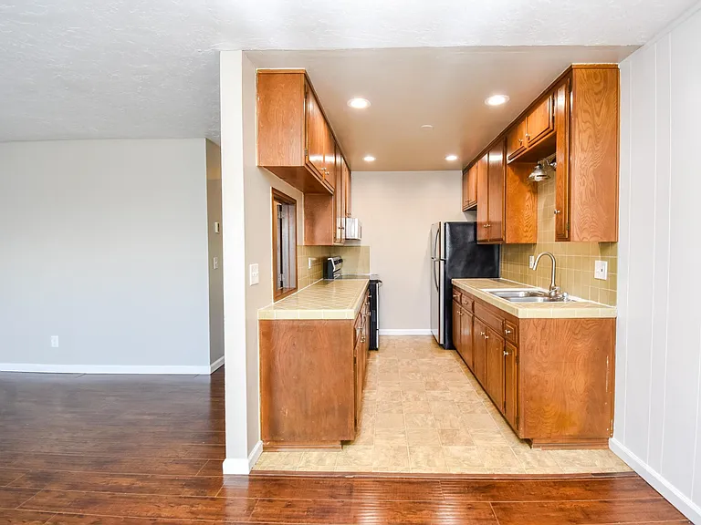 Megan Court Apartments — Photo 30