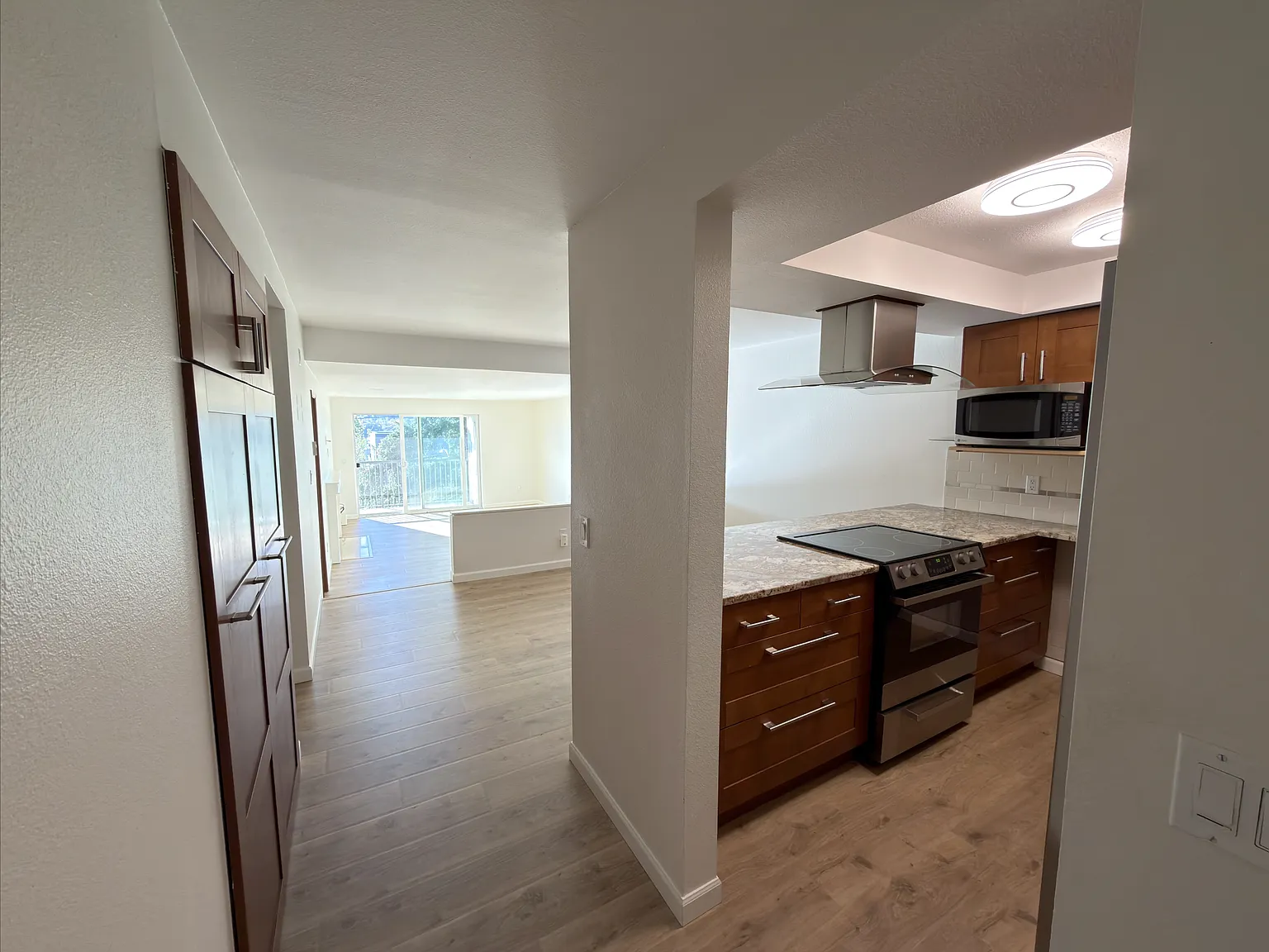2 bed, 1046 sqft, $3,200 — Photo 2