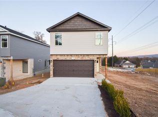 58 S Pinyon Point, Fayetteville, AR 72701