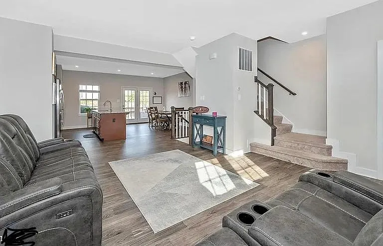 3 bed, 2.5 bath, 1988 sqft, $2,100 — Photo 2
