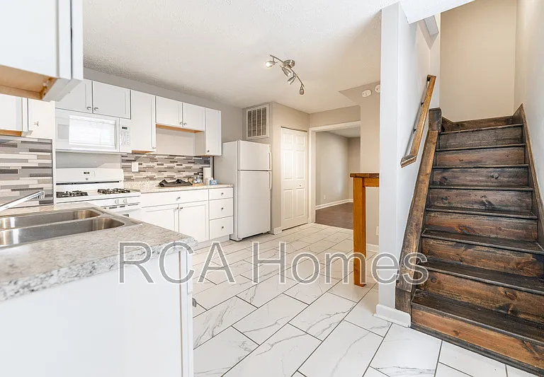 1027 Saint Paul St — Photo 2