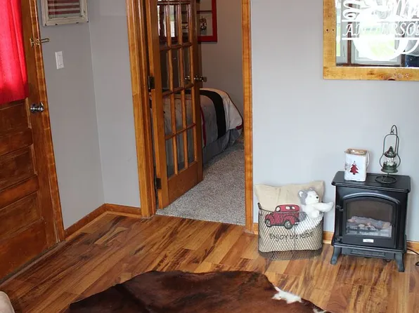 432 1st St, Hudson, IA 50643