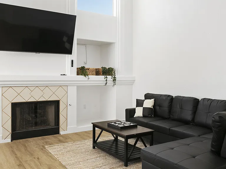 10319 W Luke Ave — Photo 9