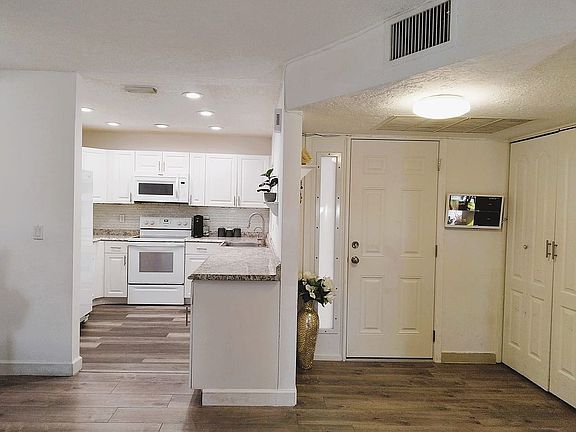 4th image of 2753 Carambola Cir S