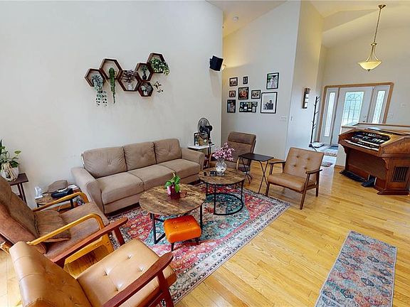 5th image of 833 Peters AVENUE