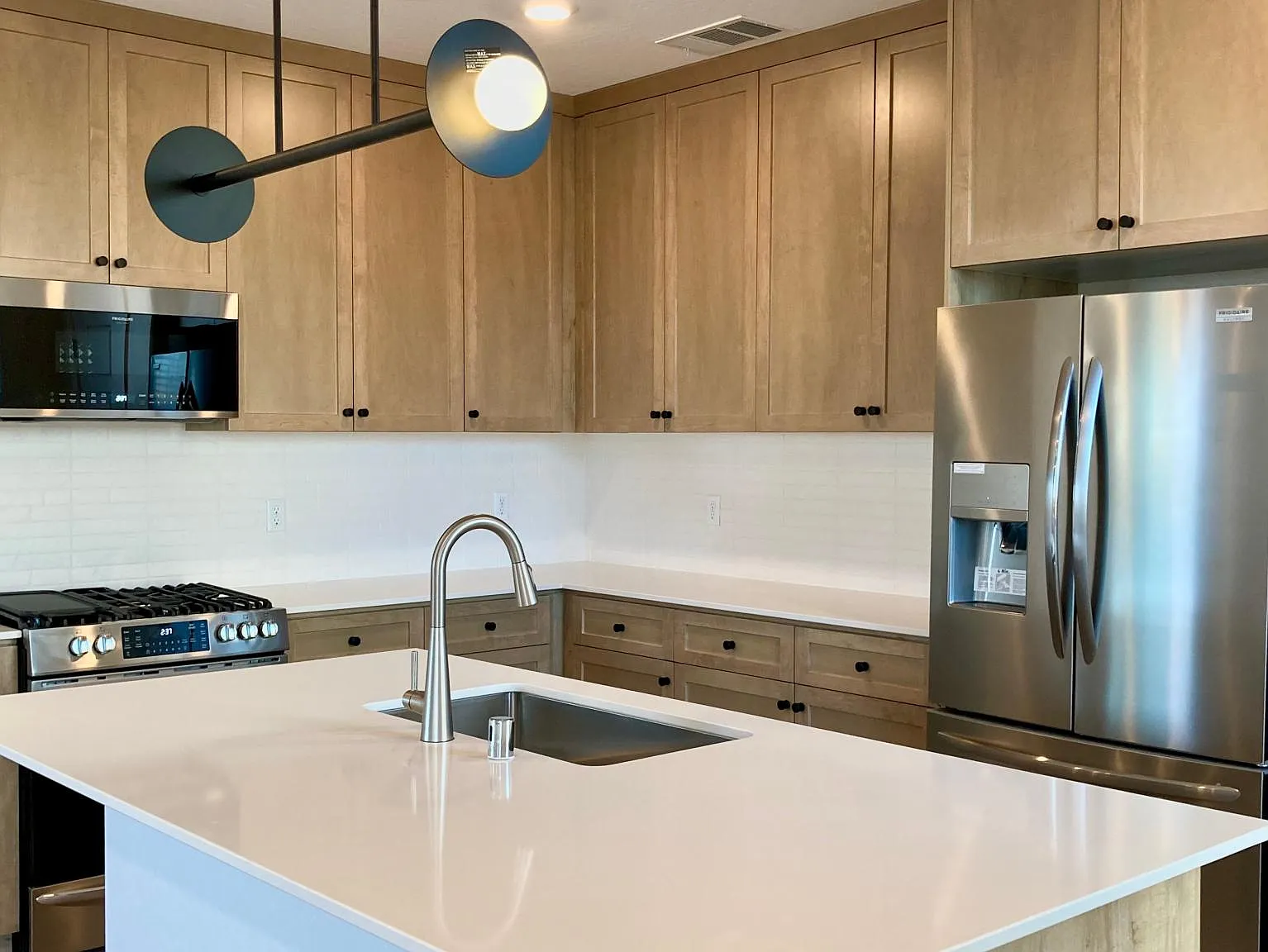 3 bed, 2.5 bath, 2019 sqft, $2,593 — Photo 4