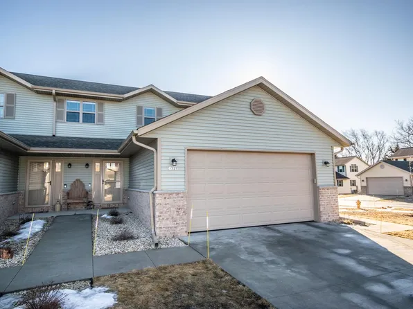 1327 Legion CIRCLE, West Bend, WI 53090