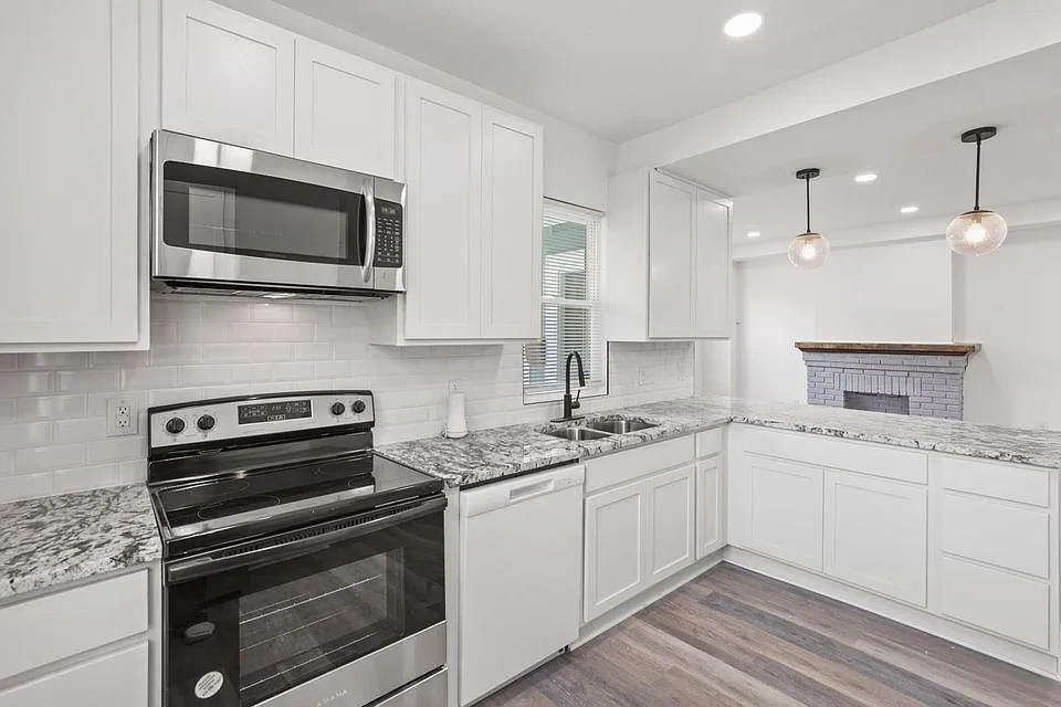 1087 E Sycamore St — Photo 4