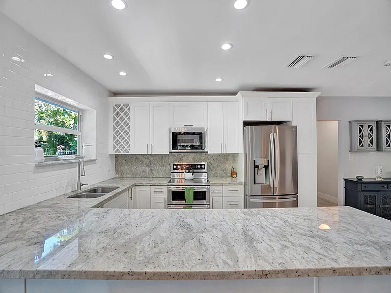 720 SW 11th Ct — Photo 8