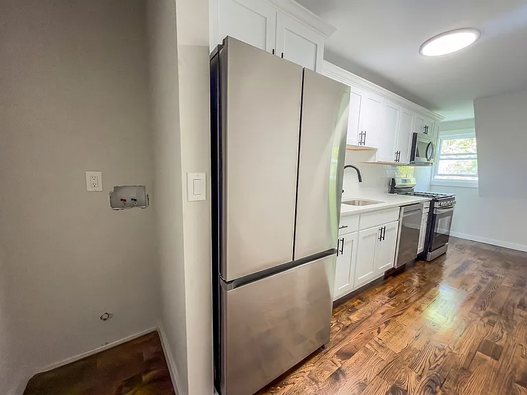 560 Howard Ave — Photo 48
