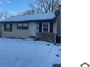 416 Caithness Rd, Saint Louis, MO 63137