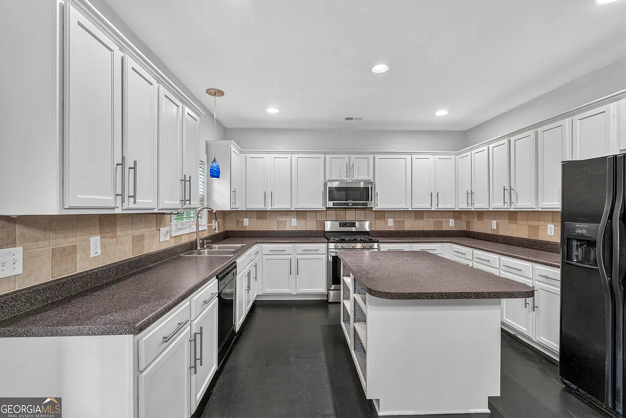 5 bed, 4.0 bath, 3304 sqft, $2,895 — Photo 4