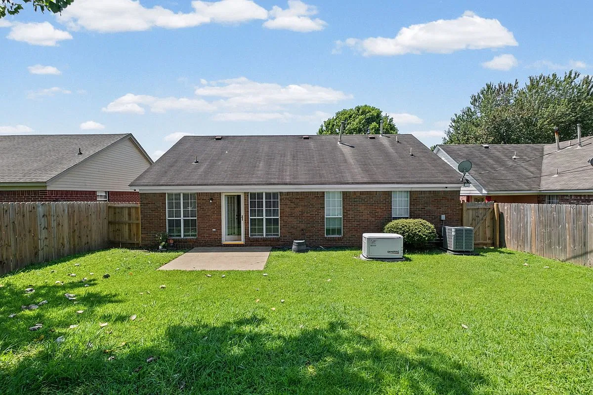 3 bed, 2.0 bath, 1328 sqft, $1,700 — Photo 2