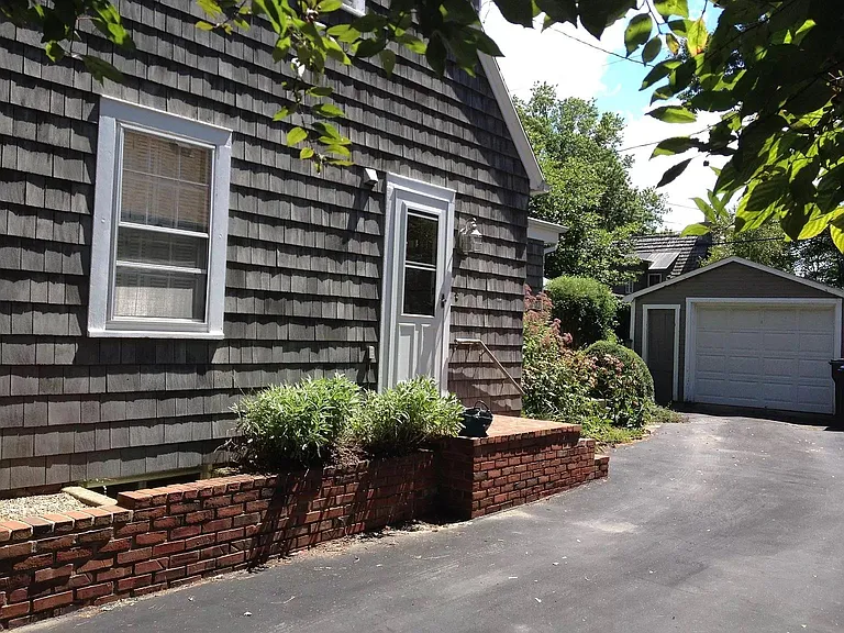 1115 W Charles St — Photo 22