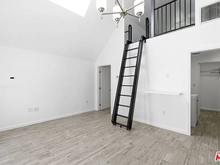 8424 W 4th St — Photo 6