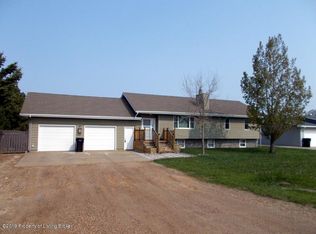 80 Palm Beach Rd, Dickinson, ND 58601