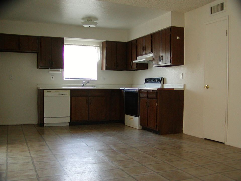 Spacious Kitchen/Dining Area