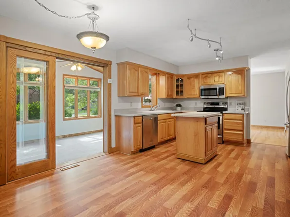 323 Sherwood Ct, Circle Pines, MN 55014