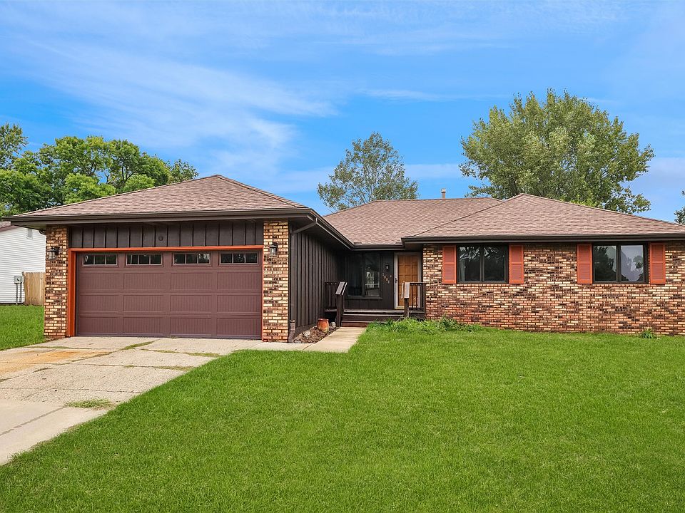 1st image of 1006 SE Uehlamar Dr