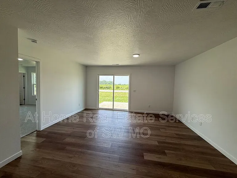 1098 Amherst Cir — Photo 3