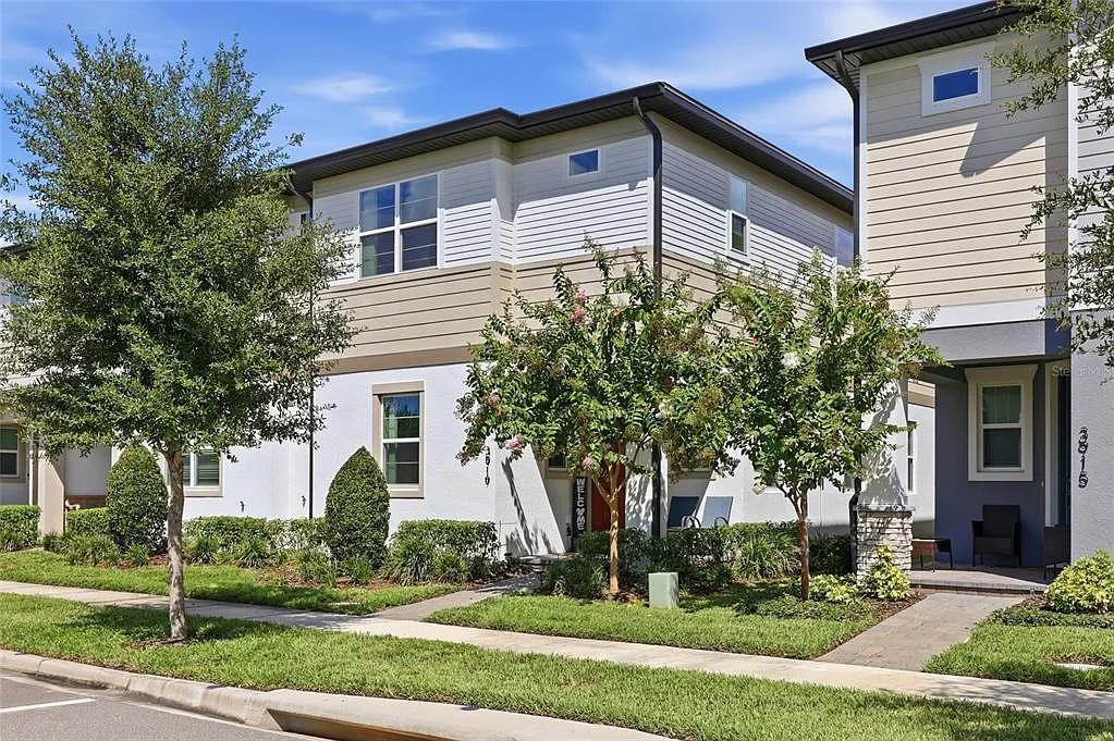 4 bed, 2.5 bath, 2160 sqft, $2,500 — Photo 2