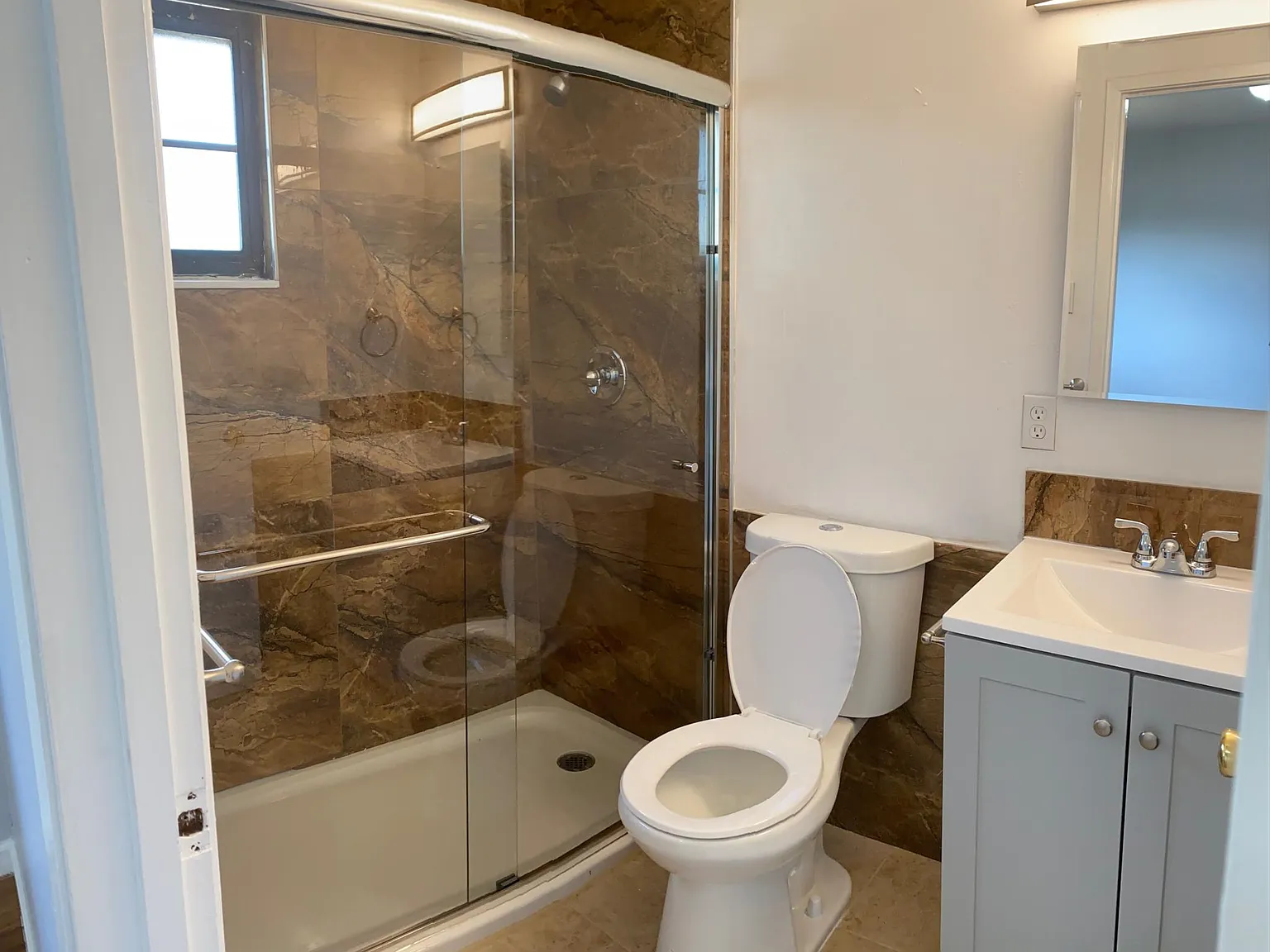 3 bed, 996 sqft, $3,695 — Photo 4