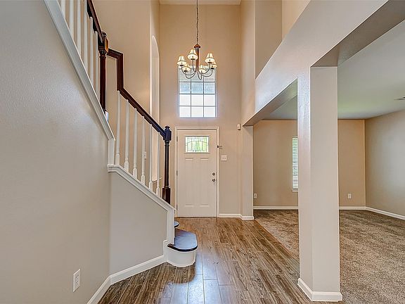 5th image of 102 Seguin Ct