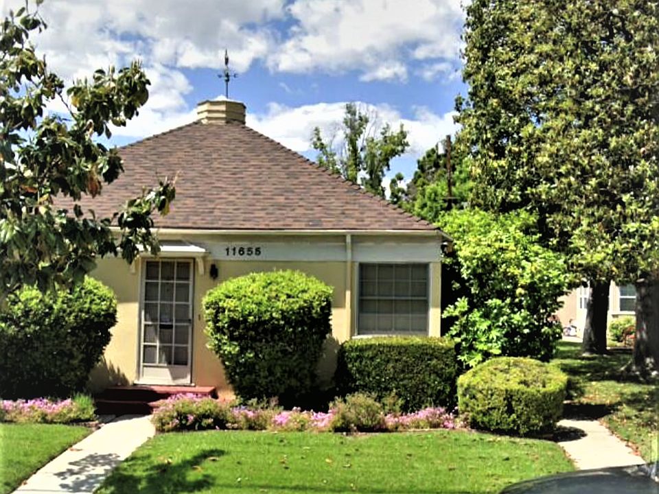 Magnolia Gardens from the street.