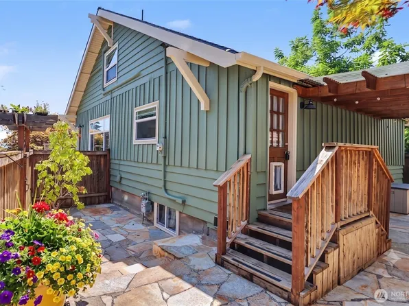 1326 N 40th Street, Seattle, WA 98103