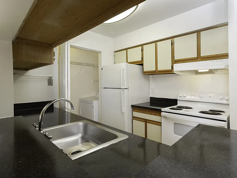 Kitchen with look-through