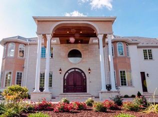 212 Indian Trail Rd, Oak Brook, IL 60523